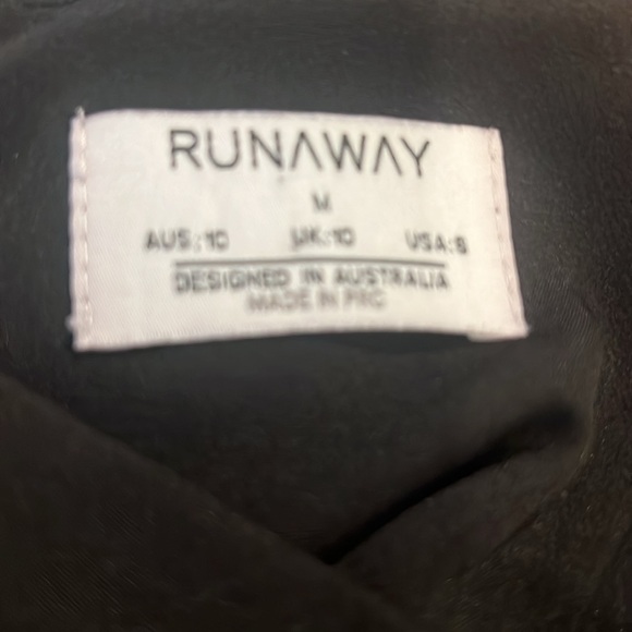 Sexy Runaway the Label one strap Cropped Top - Picture 5 of 5